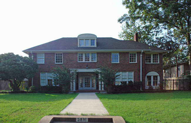 5816 Gaston Ave in Dallas, TX - Foto de edificio - Building Photo