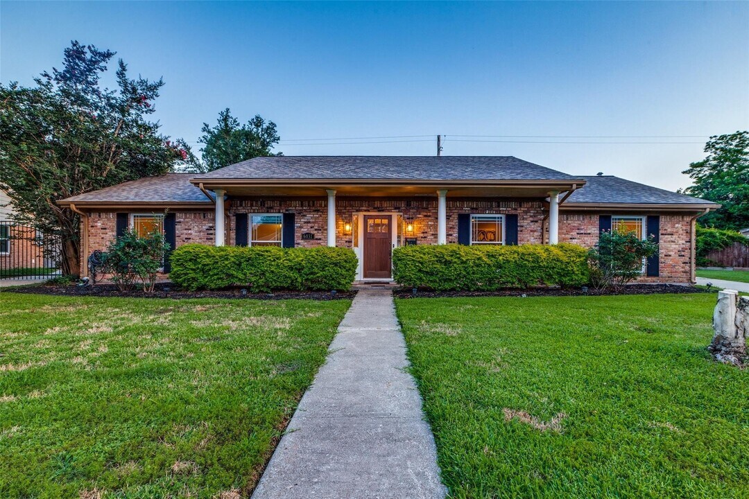 6031 McKnight St in Houston, TX - Building Photo