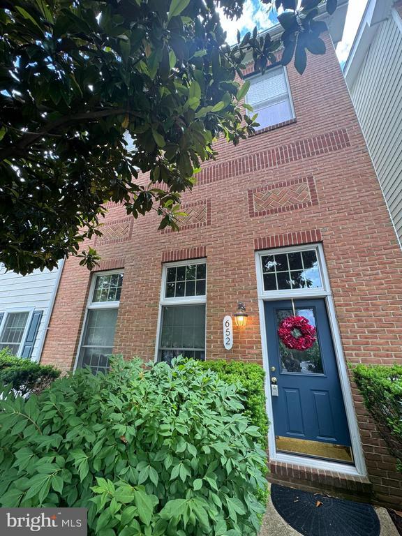 property at 652 Currant Ct