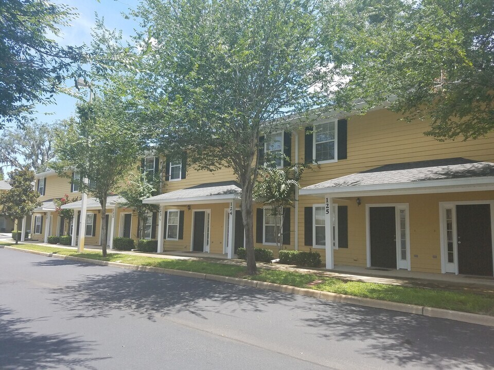 2933 SW 35th Pl in Gainesville, FL - Foto de edificio