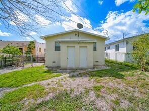 1887 NW 48th St, Unit 1 in Miami, FL - Foto de edificio - Building Photo