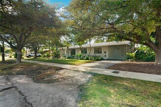 16102 SW 98th Ave in Miami, FL - Building Photo - Building Photo