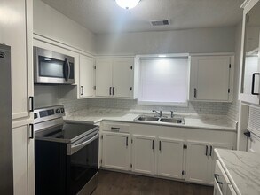 208 Walnut St in Lake Jackson, TX - Building Photo - Building Photo