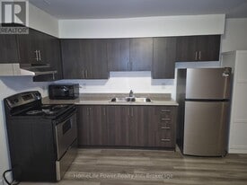 27 Bridge St in Brantford, ON - Building Photo