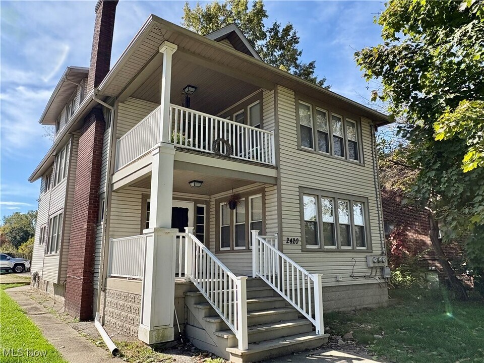 2420 E Market St in Akron, OH - Foto de edificio