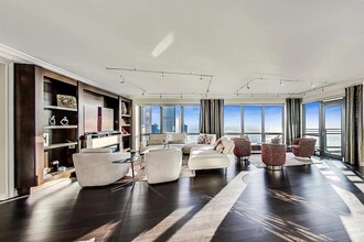 130 N Garland Ct in Chicago, IL - Foto de edificio - Building Photo