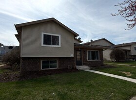 29W649 Winchester Cir in Warrenville, IL - Building Photo