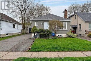 136 Central Park Blvd N in Oshawa, ON - Building Photo