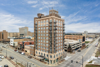 10 N Sheridan Rd. in Waukegan, IL - Foto de edificio - Building Photo