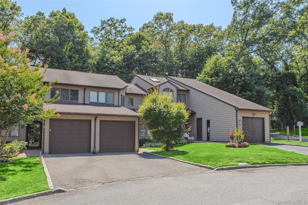 25 Jeremy Cir in Nesconset, NY - Building Photo