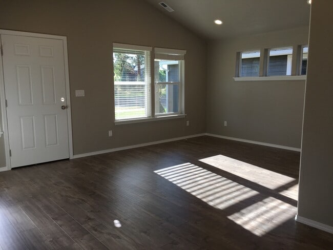 1281 W Rail Way in Sisters, OR - Building Photo - Building Photo