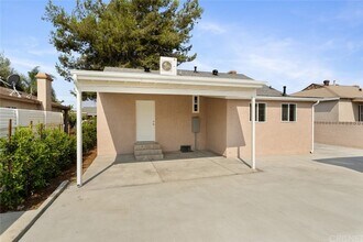 7742 Bakman Ave in Sun Valley, CA - Foto de edificio - Building Photo