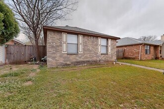 2320 Markland St in Irving, TX - Building Photo - Building Photo