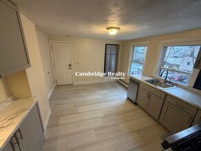 67 Oak St, Unit 2T in Somerville, MA - Foto de edificio - Building Photo