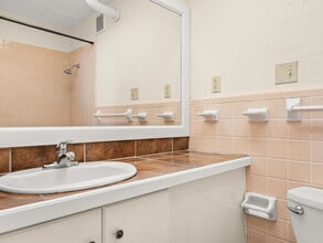 710 Iris St, Unit 104 in Lake Charles, LA - Building Photo - Building Photo