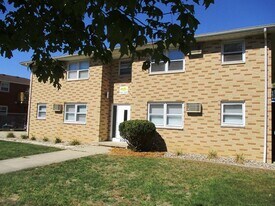 204 W Shelbourne Dr in Normal, IL - Building Photo