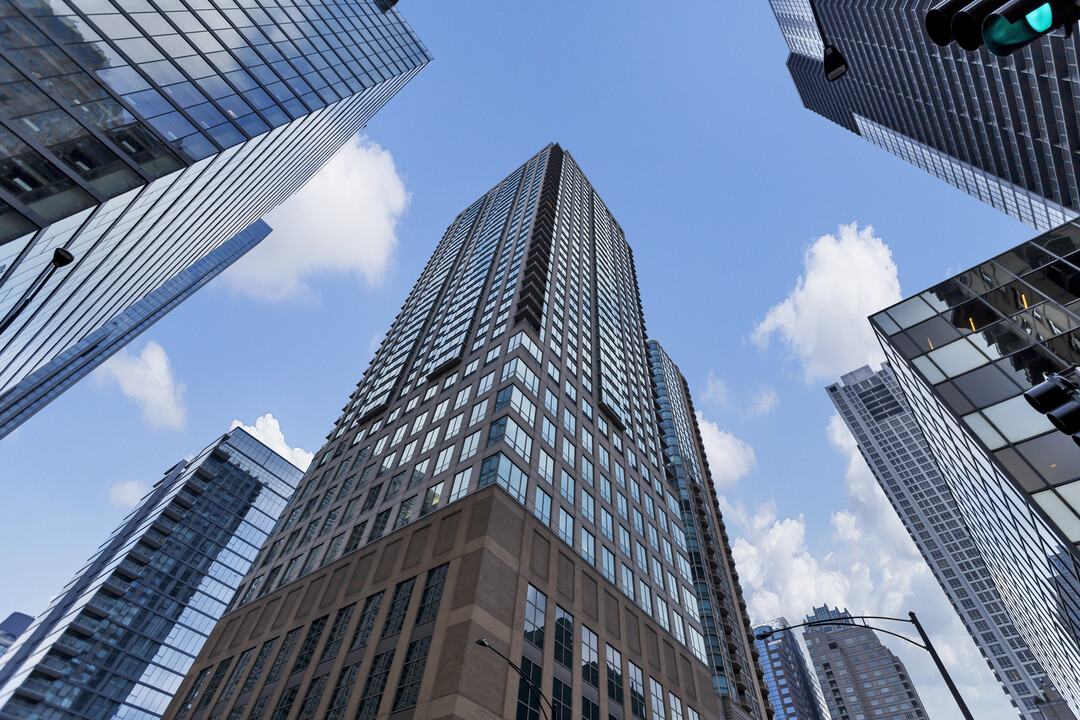 2 E Erie St, Unit 2008 in Chicago, IL - Foto de edificio