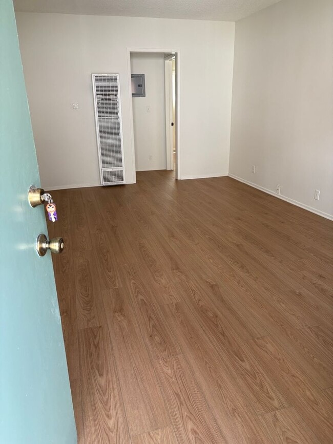 7832 W Manchester Ave in Los Angeles, CA - Building Photo - Building Photo