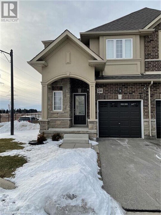 21 Madonna Dr in Hamilton, ON - Building Photo