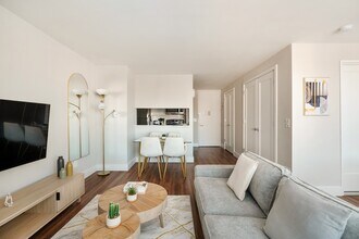 175 E 96th St in New York, NY - Building Photo - Building Photo