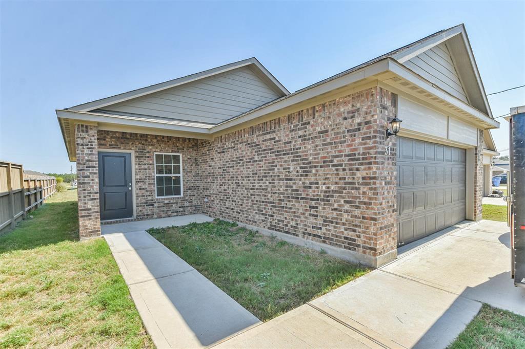 31 County Rd 5102B in Cleveland, TX - Building Photo