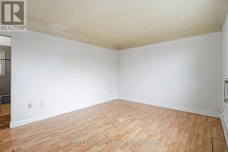 6167 Dorchester Rd in Niagara Falls, ON - Building Photo - Building Photo