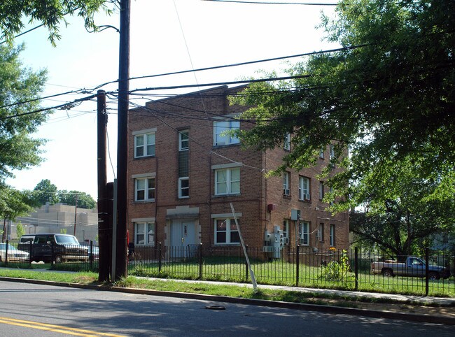 711-719 49th St NE in Washington, DC - Foto de edificio - Building Photo