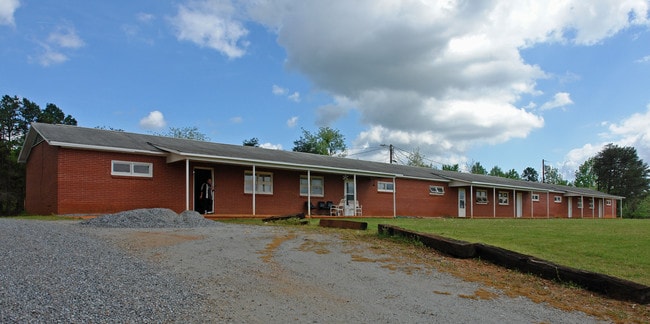 1044 Robinwood Rd in Newton, NC - Foto de edificio - Building Photo