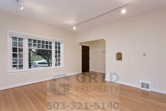 property at 4124 SE Caruthers St