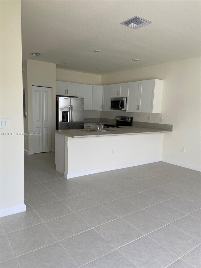 3412 W 111th Pl in Hialeah, FL - Building Photo - Building Photo