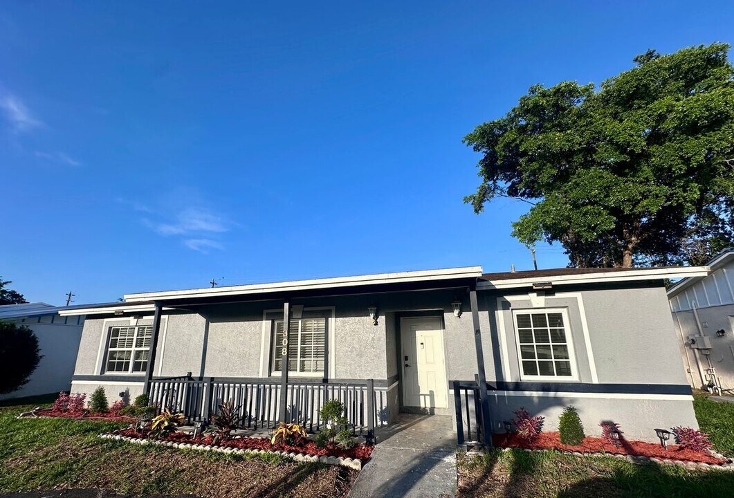 308 SW 76th Terrace in North Lauderdale, FL - Building Photo