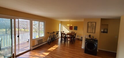 2248 N Triphammer Rd, Unit 2 in Ithaca, NY - Foto de edificio - Building Photo