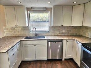 7809 Vienna Ln in Port Richey, FL - Building Photo - Building Photo