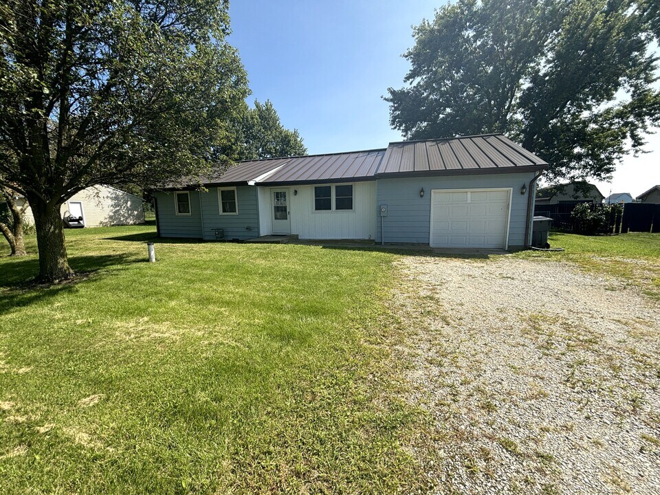 53 E 300 N in Winchester, IN - Building Photo