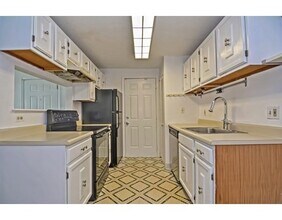10 Walden Dr-Unit -6 in Natick, MA - Building Photo - Building Photo