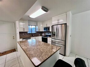 2801 N 34th Ave in Hollywood, FL - Foto de edificio - Building Photo