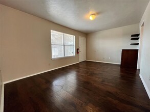 2526 W Prairie St, Unit 103 in Denton, TX - Building Photo - Building Photo