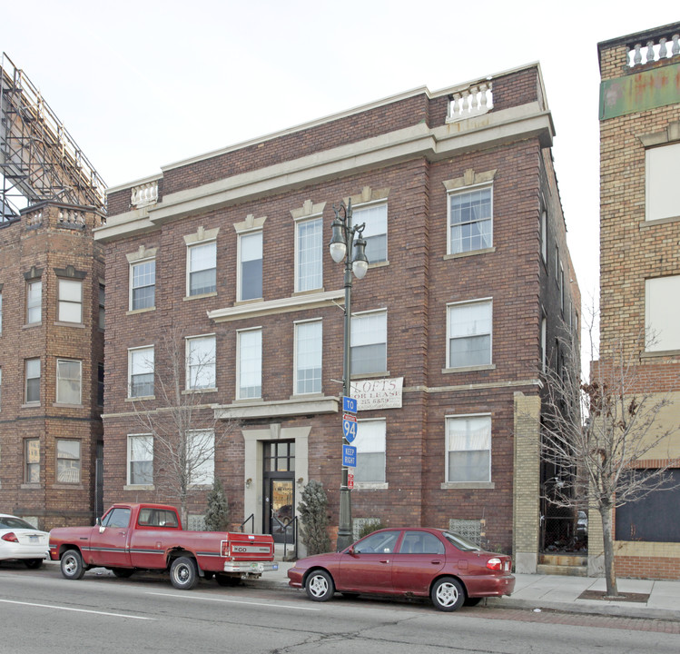 5750 Woodward Ave in Detroit, MI - Foto de edificio