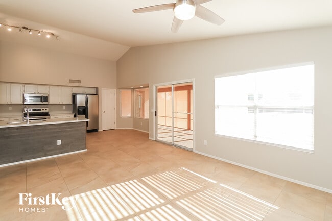 12557 W Holly St in Avondale, AZ - Foto de edificio - Building Photo