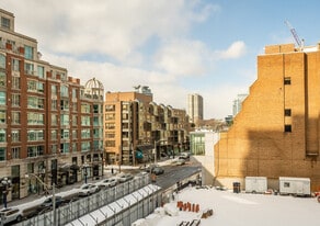 161 Cumberland St in Toronto, ON - Building Photo