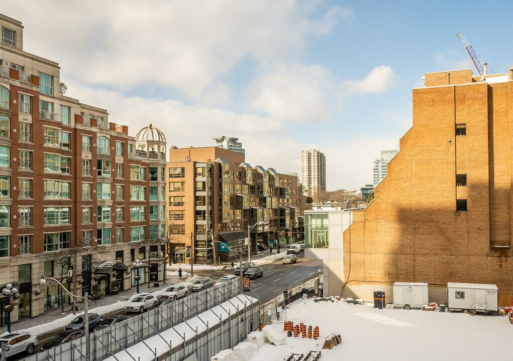 161 Cumberland St in Toronto, ON - Building Photo