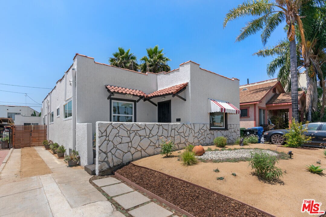 2317 Vineyard Ave in Los Angeles, CA - Building Photo