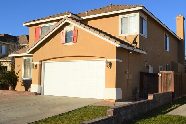 948 Villa Montes Cir in Corona, CA - Foto de edificio - Building Photo