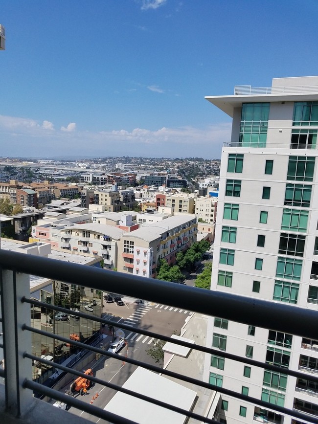 Acqua Vista Condominiums in San Diego, CA - Building Photo - Building Photo