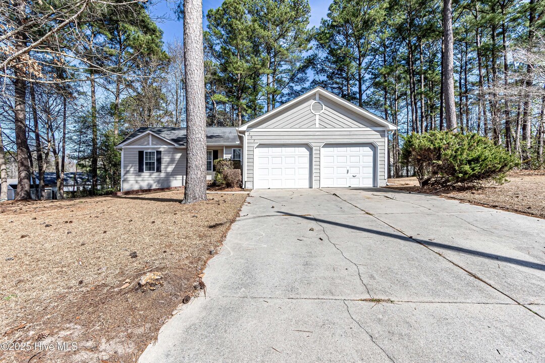 307 White Pine Ct in Midway Park, NC - Building Photo