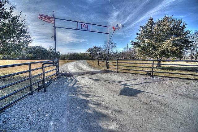 10473 FM 1187 in Fort Worth, TX - Building Photo