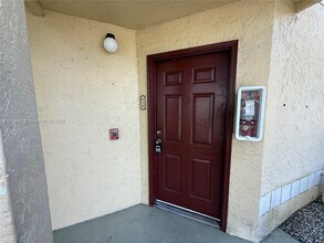 12840 Vista Isles Dr in Sunrise, FL - Foto de edificio - Building Photo