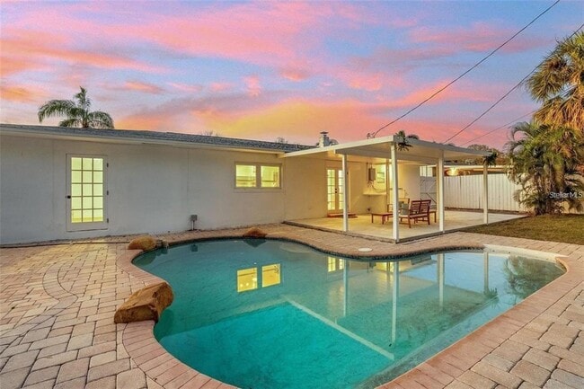 1320 Dixie Ln S in St. Petersburg, FL - Building Photo - Building Photo