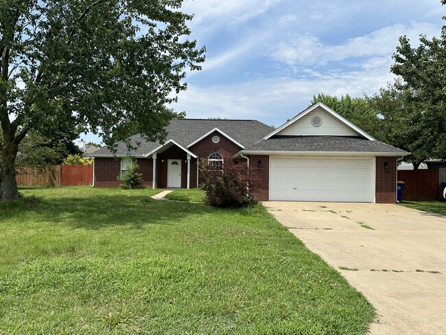 312 Edgehill Ave in Lowell, AR - Foto de edificio - Building Photo