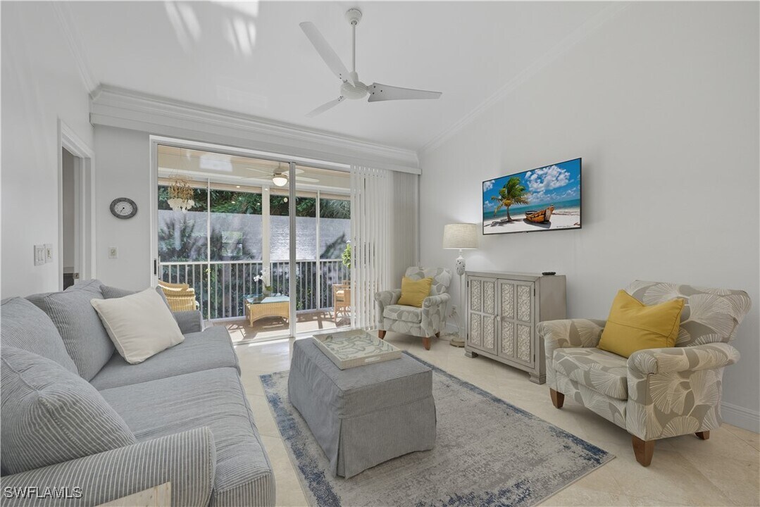 326 Bradstrom Cir in Naples, FL - Building Photo